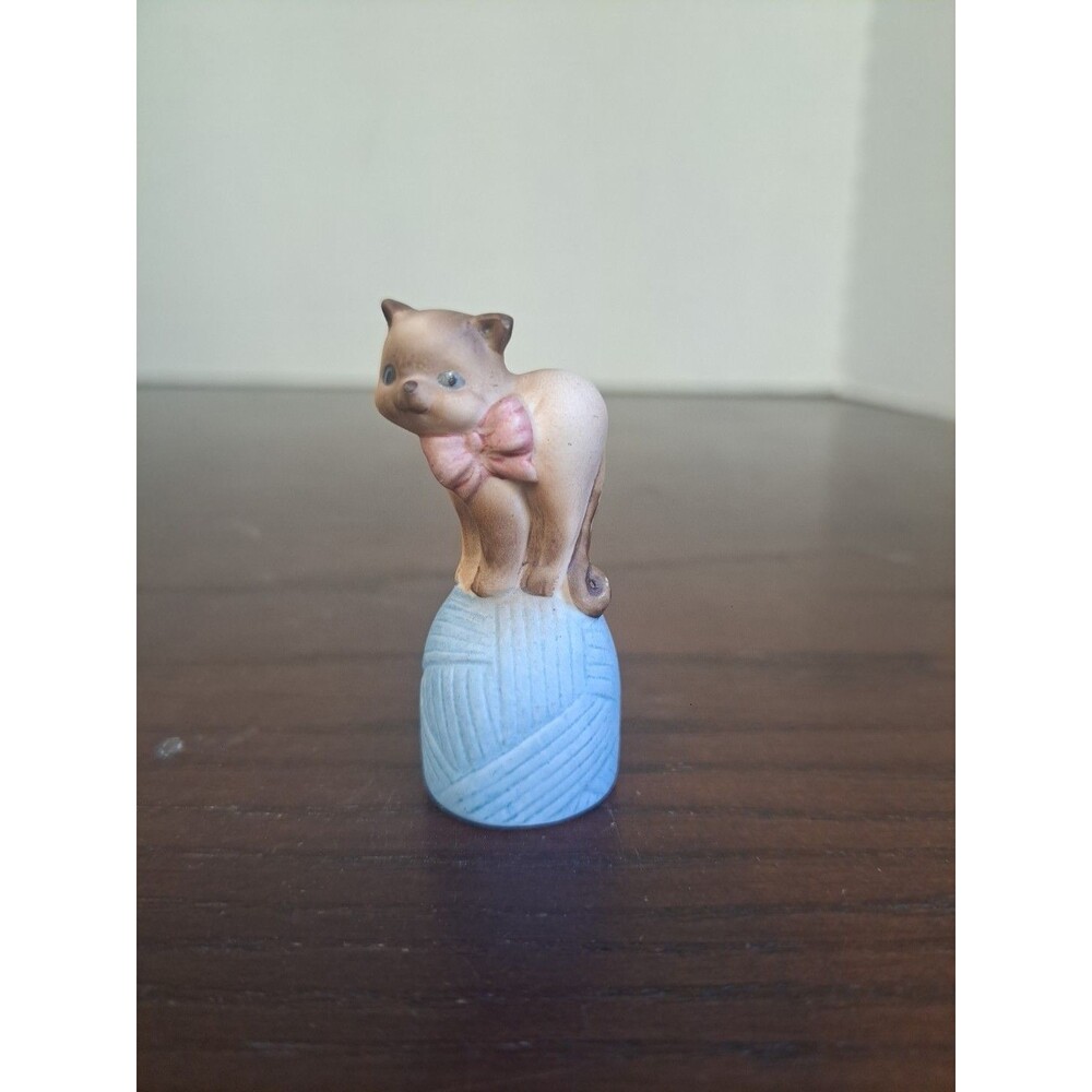 Vintage Enesco Siamese Cat On Blue Ball Of Yarn Porcelain Thimble
